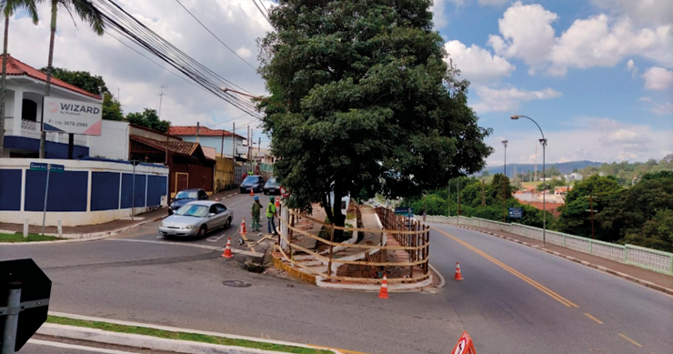 Obra no antigo deque bloqueia conversão à esquerda na Avenida José Niero LOUVEIRA