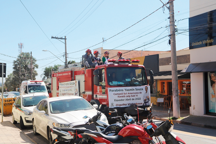 Campeã vinhedense do sul-americano de karatê desfila em carro de bombeiros e recebe homenagem VINHEDO