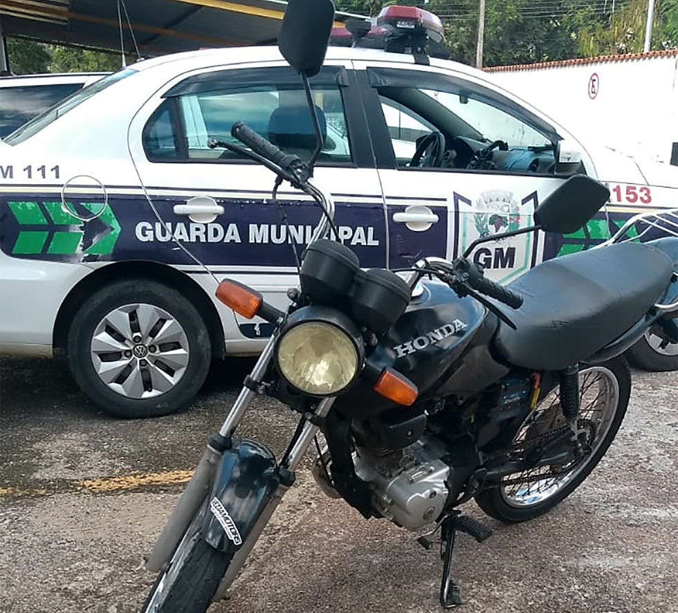 Jornal Tribuna Online - Louveira - Menor é pego com moto irregular e reage à abordagem