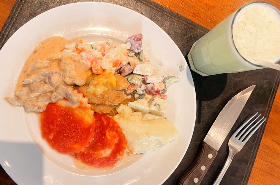 Legenda: Prato Principal - Ravioli ao sugo, iscas de peixe, maionese e queijo gorgonzola. / Foto: Divulgação.