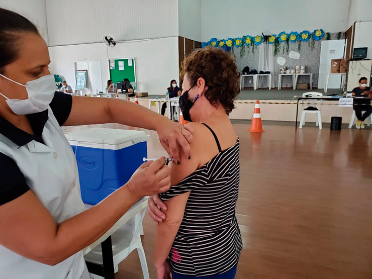Vinhedo inicia vacinação com a quarta dose contra covid-19 de idosos de 60 anos ou mais VINHEDO