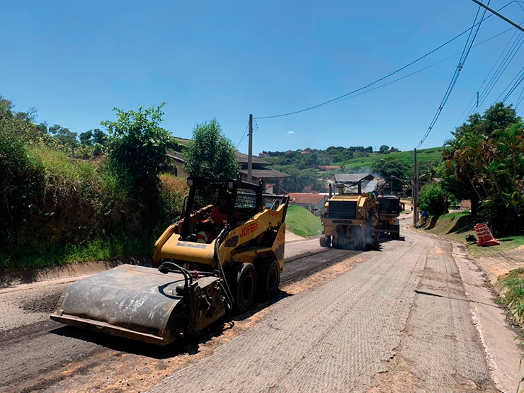 Prefeitura inicia trabalho de recapeamento da Estrada do Pau a Pique LOUVEIRA
