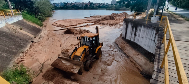 Sanebavi retira areia das caixas de retenção da Represa 1 VINHEDO