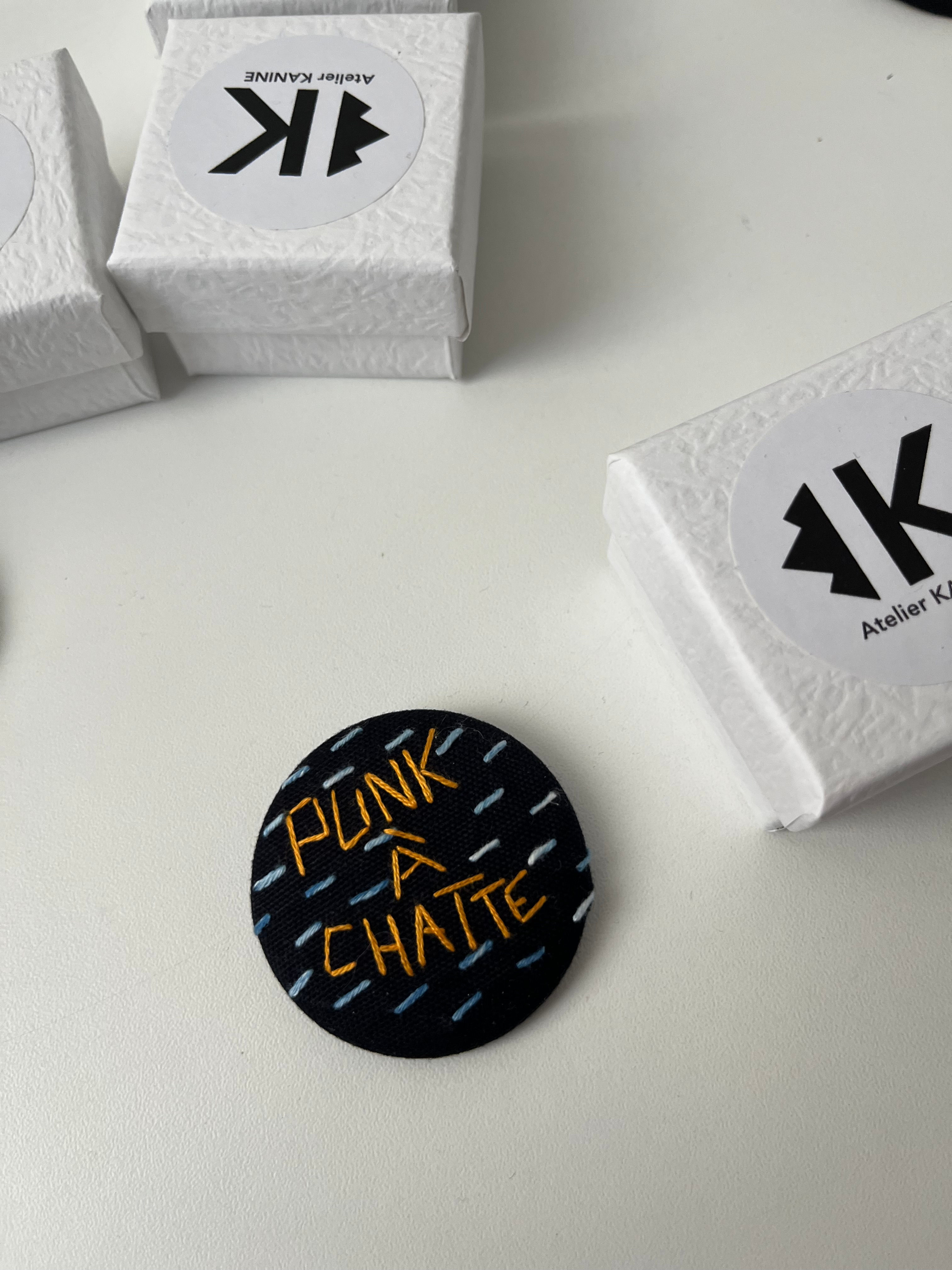 Badge "punk à chatte"