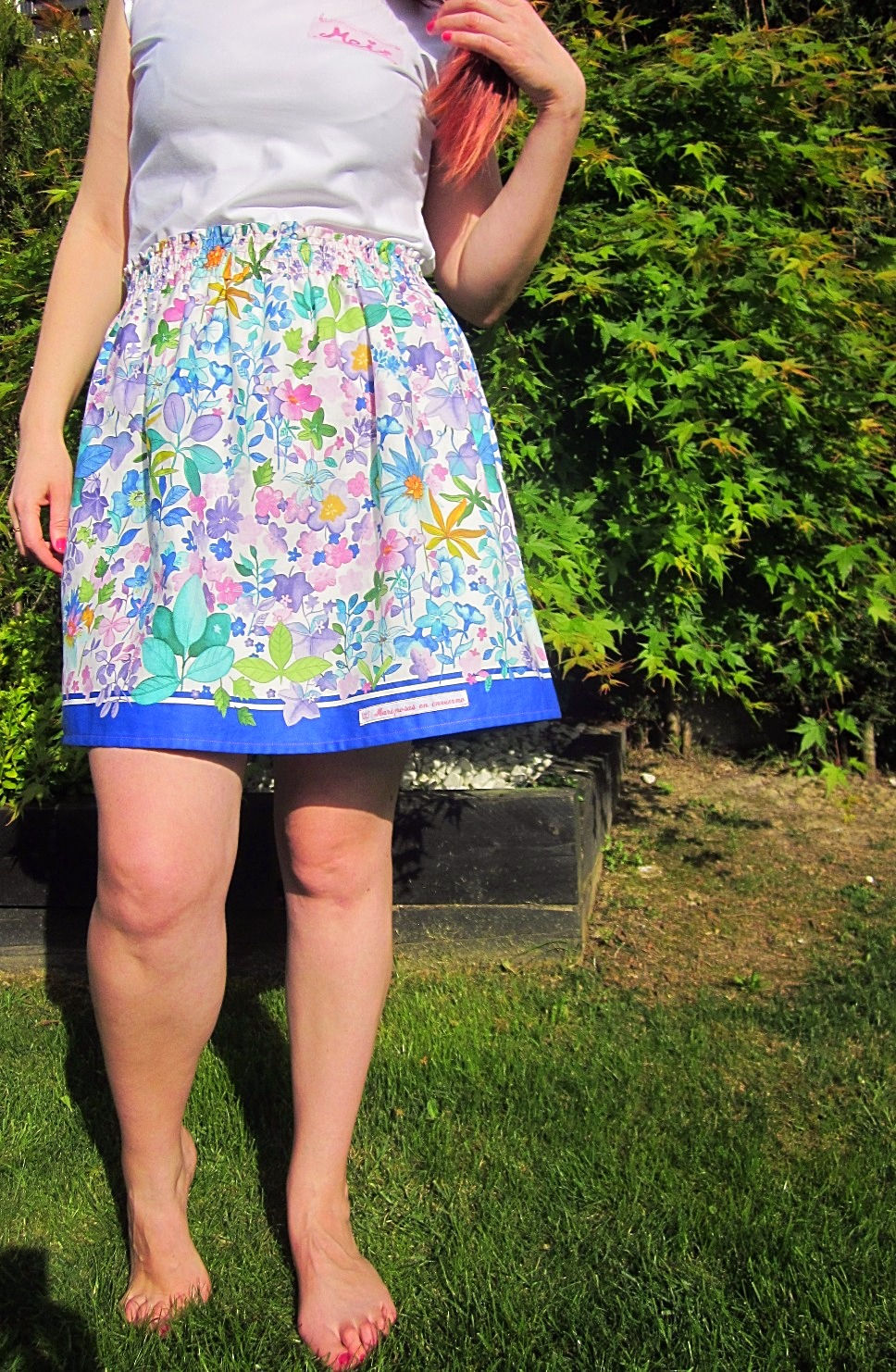 Falda explosión flores. Falda corta flores azul handmade. Diseñada y hecha a mano en Bilbao by Mariposas en invierno.