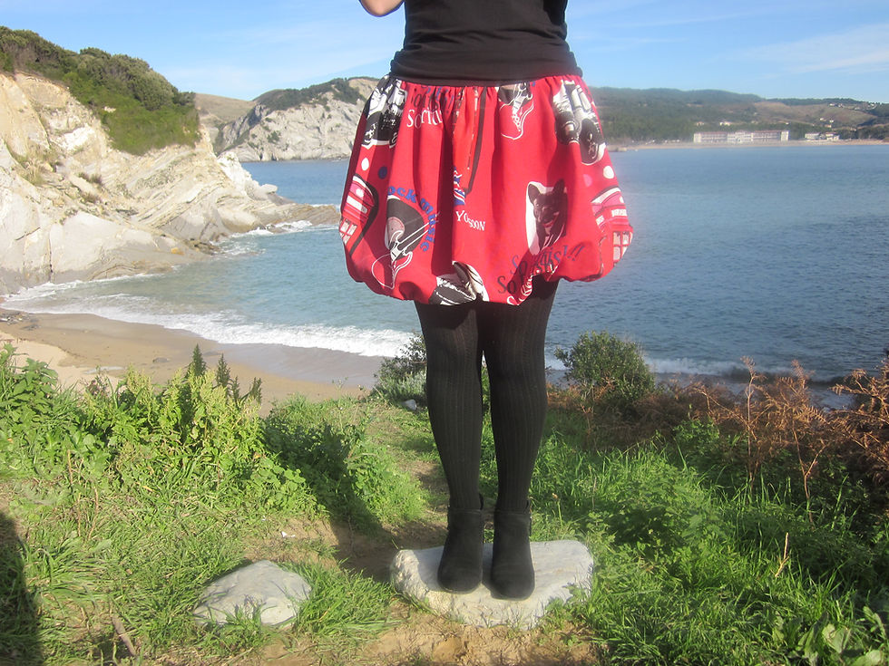 Miniatura: Falda British. Falda roja globo o vuelo, mágica. Diseñada y hecha a mano en Bilbao by Mariposas en invierno.