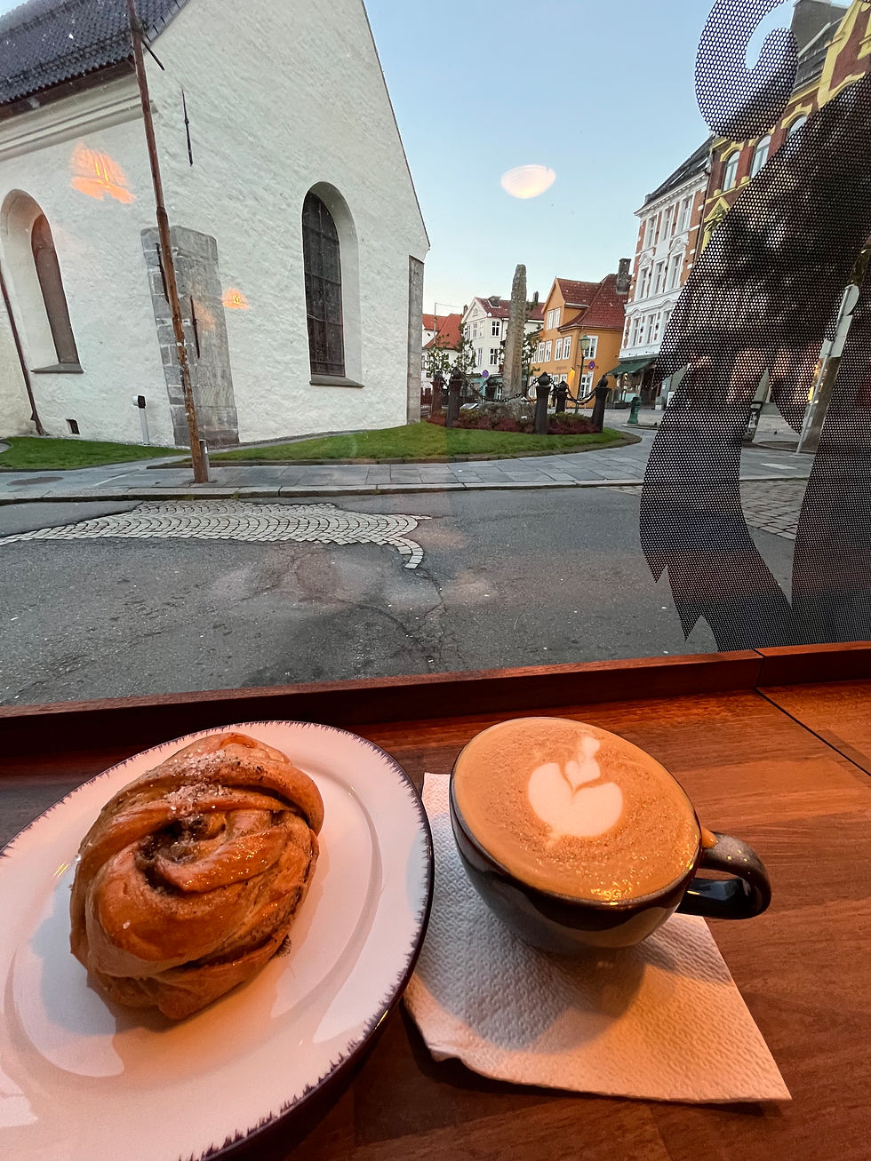 Coffee, bolle and people watching from Cash Mash in Bergen