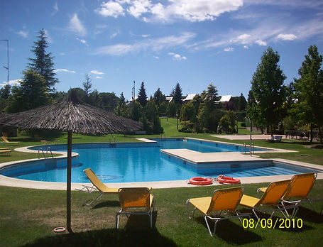construccion de piscina con zona de natacion y zona de recreo. rombusinesssolutions