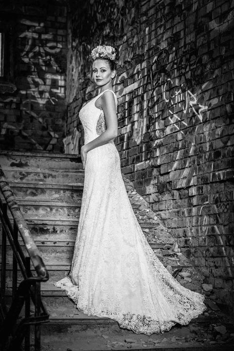Eine Braut steht auf einer Treppe.