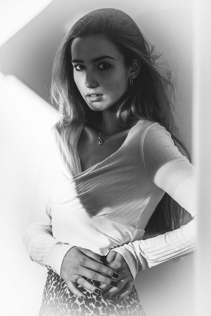 Eine dunkelhaarige Frau mit langen Haaren.