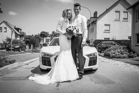 Brautpaarshooting vor einem Audi a8.