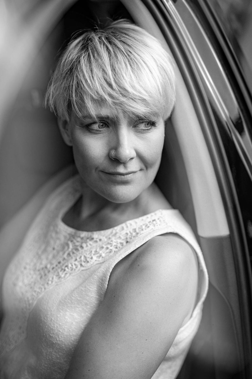 Porträt Fotoshooting mit einer kurzhaarigen blonden Frau.