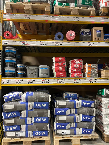 Baustoffe und Verlegematerial im hauseigenen Lager