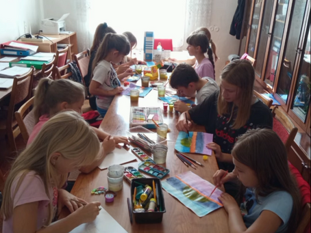 Вихованці гуртка "Кольорові олівці"  презентують цікавинки про дельфінів