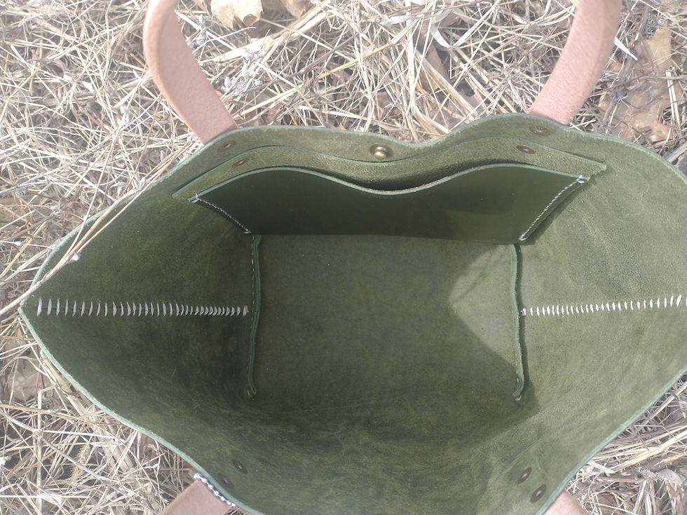 Thumbnail: hanging pocket in green leather tote