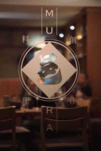 Logo Mura auf Fenster