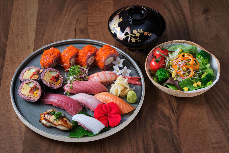 Sushiplatte mit Misosuppe und Salat