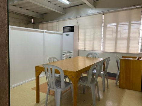 Wooden table and chairs in a small enclosed student discussion room