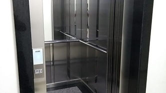 sobe-fabricacao-elevador-plataforma-articulada-parque-prado-580x408.jpeg