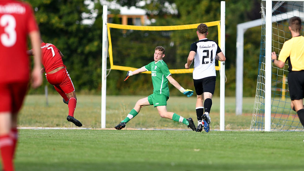 PresseFoto Evans│Torwart Nils Nigbur (FCS, 20) kann den Schuss von Bryan Weiß (SV Ebelsbach, 7) zum 1:0 nicht abwehren.