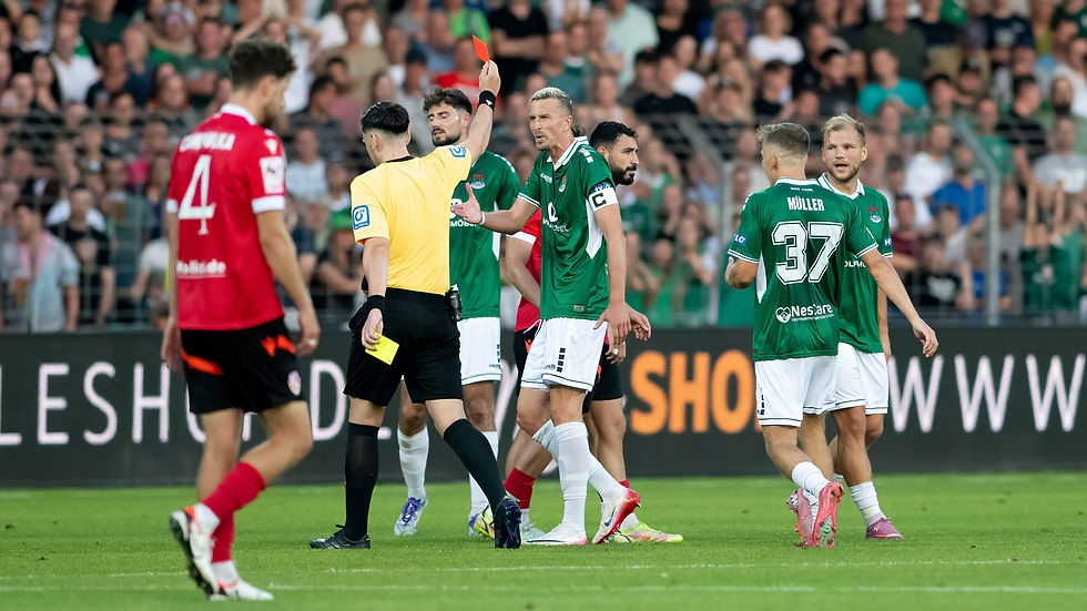 PresseFoto Evans│Kapitän Thomas Meißner (Schweinfurt) stellt sich schützend vor Mitspieler Johannes Geis, nachdem dieser mit Gelb-Rot des Feldes verwiesen wurde.