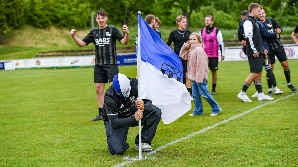 PresseFoto Evans | Der TSV-Fanblock hisst die blau-weiße Fahne in der Mitte des Spielfelds.