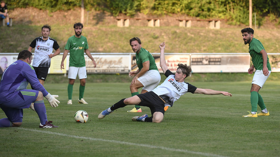 PresseFoto Evans│ Lars Stussak (FCS, 30) rutscht, um den Ball an Torwart Sven Herder (TSV, 1) vorbei zu schießen.