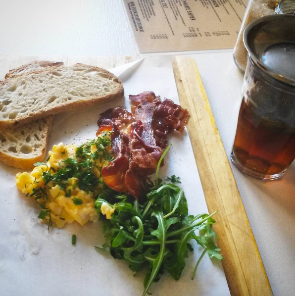 Scrambled eggs and bacon at Picknick