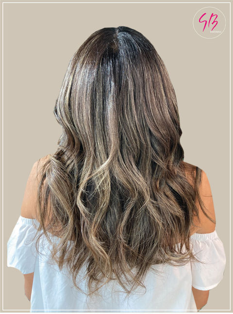 Sebastian Betanzo Estilista transformando el cabello con un elegante balayage en tonos marrón y sutiles toques ceniza en Concepción, Chile.