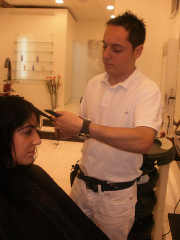 Sebastian Betanzo Estilista transformando con maestría un corte de cabello en Concepción, Chile. Descubre la magia de la transformación en sus manos expertas.