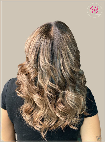 Sebastian Betanzo Estilista transformando el cabello con un deslumbrante Balayage en tonos cálidos, para una apariencia radiante y acogedora en Concepción, Chile.