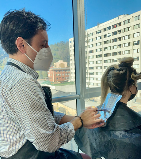 Sebastian Betanzo Estilista aplicando un hermoso balayage para resaltar la belleza natural de una mujer en Concepción, Chile.