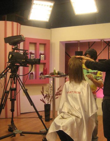 Sebastian Betanzo Estilista en acción en un set de televisión, capturando la belleza ante las cámaras en Concepción, Chile.