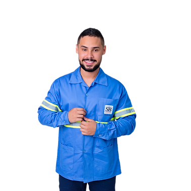 modelo vestindo uniformes industrial azul. reflexivo fabricado pela SB Uniformes