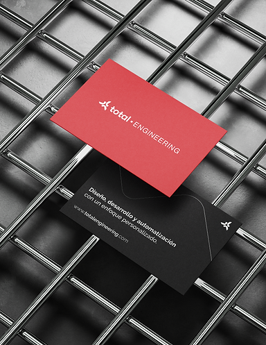 Diseño de tarjetas profesionales en rojo y negro para Total Engineering, marca técnica e industrial con identidad sólida.