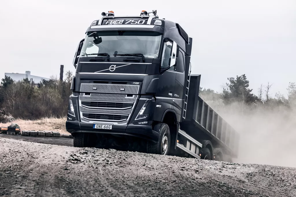 T2022-78863-volvo-trucks-launch-new-features-to-support-safe-and-demanding-driving.webp