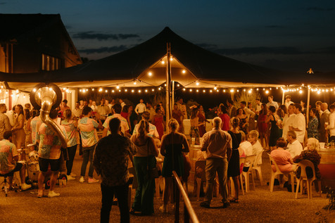 Tente stretch et guirlandes guinguettes pour une ambiance chaleureuse et festive