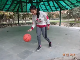 MOST BASKETBALL BOUNCES SINGLE HANDED