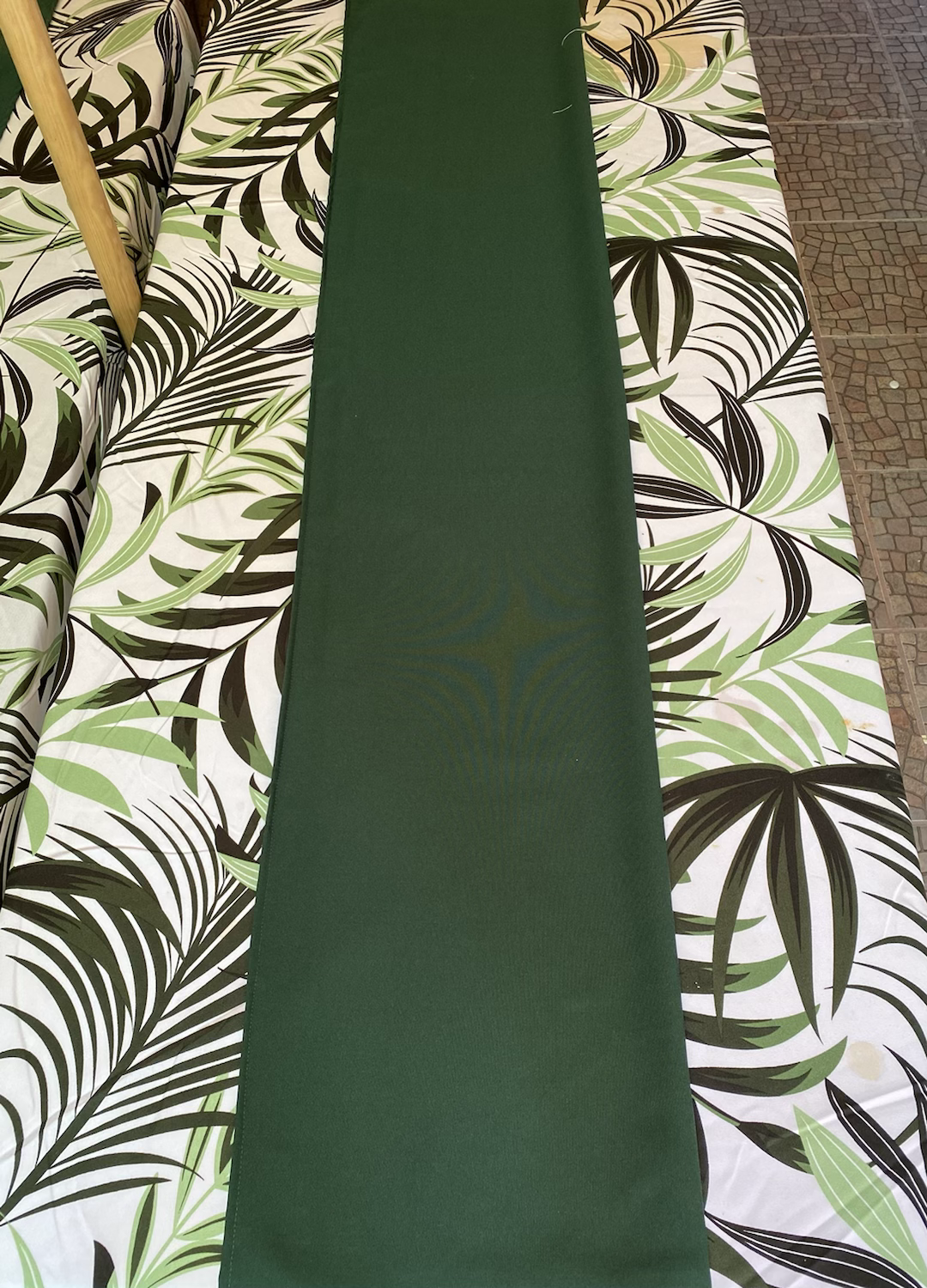 Green fabric and tropical print on furniture, modern design, decorative, puff de tela.