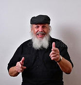 feliz-anciano-está-riendo-y-señalando-el-se-rÃe-señala-la-cámara-un-caballero-mayor-pasánd