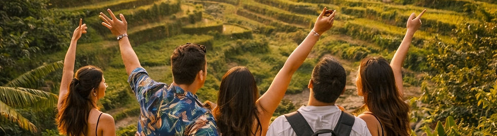 Grupo de viajantes brasileiros contemplando os arrozais de Bali
