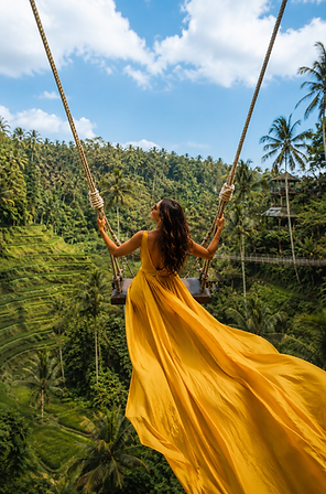 Mulher em um balanço com vista para os arrozais do Alas Harum durante passeio em Ubud, Bali.