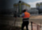 Topógrafo realizando levantamiento topográfico industrial con tecnología GNSS en proyecto de infraestructura