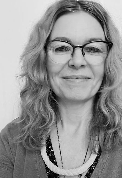 liz_profile_photo_b&w.jpg