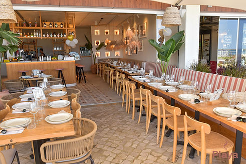 mesas postas com menus para grupos