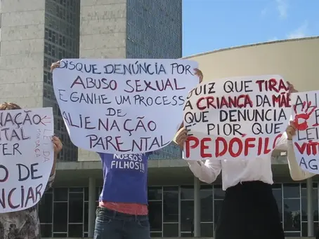 Mães afastadas dos filhos por denunciar os abusadores das crianças querem o fim da lei que as puniu