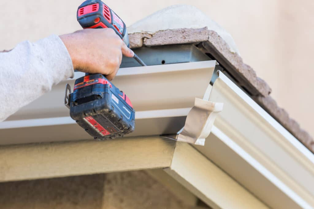 ALUMINUM GUTTERING - OG GUTTERING WITH DOWNPIPE - INSTALLATION - PER FT.: