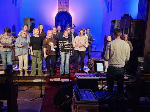 Koribri serverer juletoner for første gang alene i Raufoss kirke