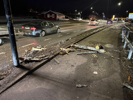 Tre falt over veien i Raufoss sentrum