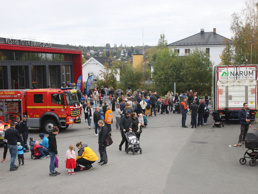 Brannbiler, Bjørnis og boller – alt klart for åpen brannstasjon